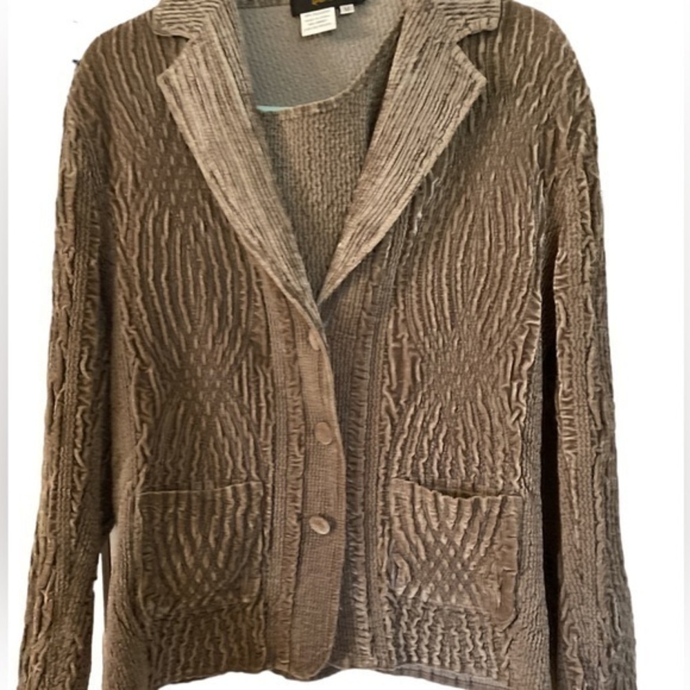 Bala Bala wrinkle fabric  jacket twin set in size medium.